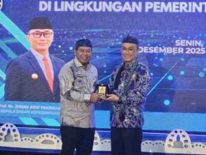 Bupati Majalengka mendapat cendramata dari BKN