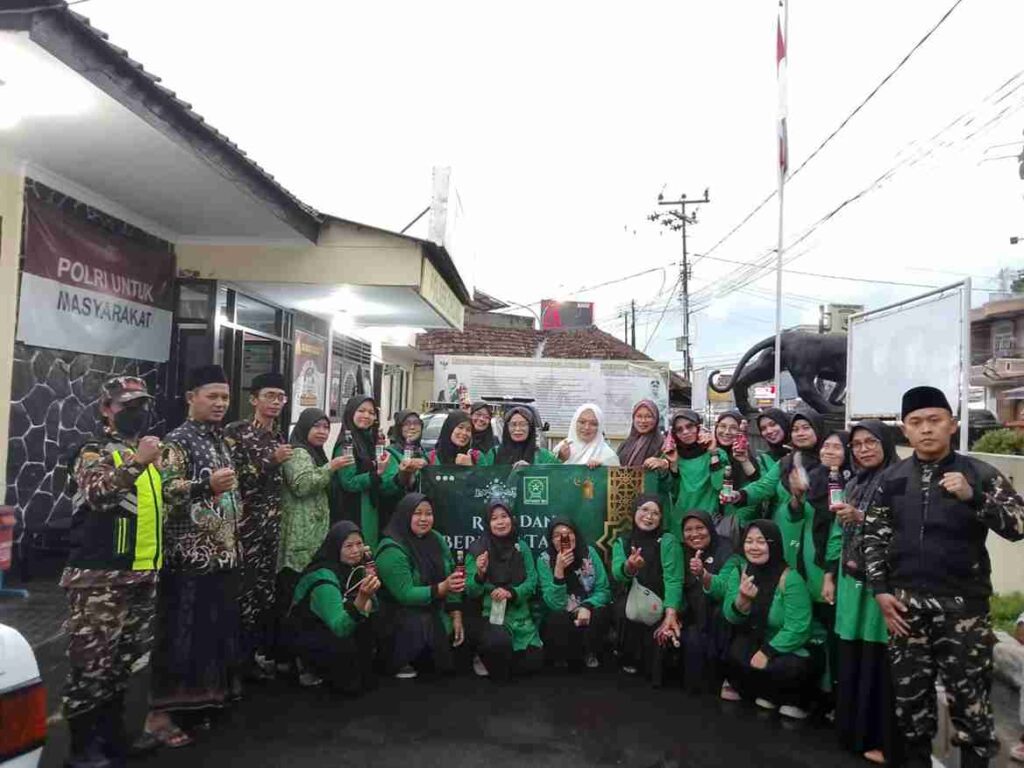 PAC Fatayat NU Cikijing Gelar Kegiatan Ramadhan Berbagi Takjil di Depan Polsek Cikijing