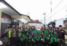 PAC Fatayat NU Cikijing Gelar Kegiatan Ramadhan Berbagi Takjil di Depan Polsek Cikijing