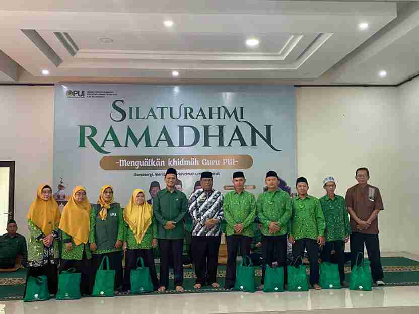 Lazis PUI dan Lazis Mufidah Santi Asromo Bagikan 3.500 Paket Lebaran untuk Guru PUI Majalengka dan Masyarakat.