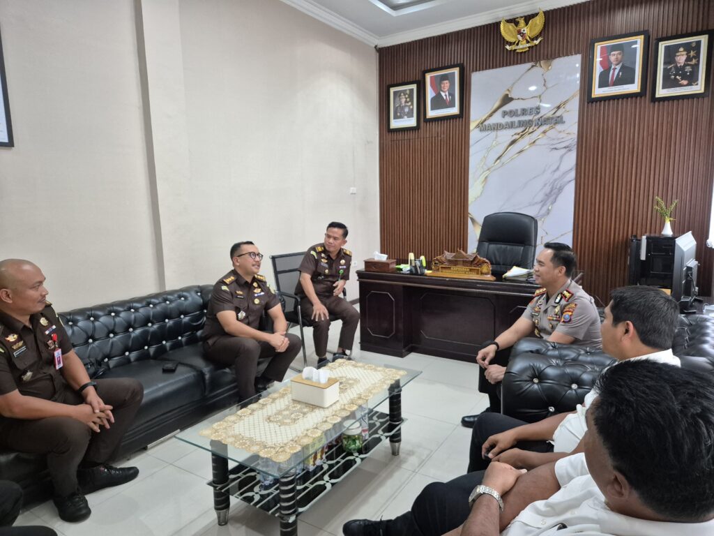 PLT KAJARI MANDAILING NATAL LAKUKAN SILATURAHMI KE POLRES MANDAILING NATAL