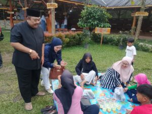 H.Ateng Sutisna Menyapa Masyarakat yang sedang berbuka puasa di Saung nganteur kahayang