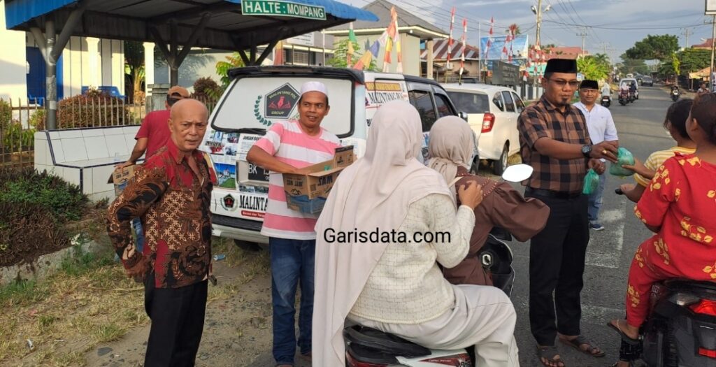 Jumat Ketiga Ramadhan, Camat Panyabungan Utara Apresiasi Korwasis Madina Yang Terus Berbagi Takjil